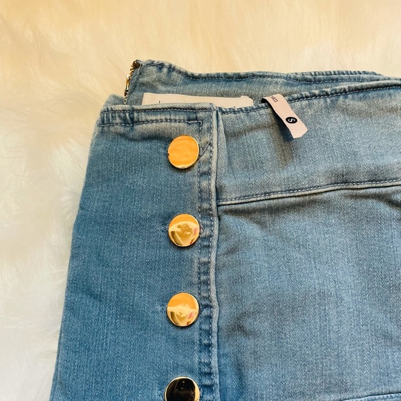 NEW TRENDY MEDIUM WASH DENIM WOMEN HIGH WAIST JEANS GOLD BUTTON DETAILS - Picture 8 of 9